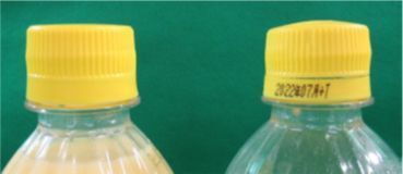 内圧が上昇してキャップが膨張したペットボトル（左）