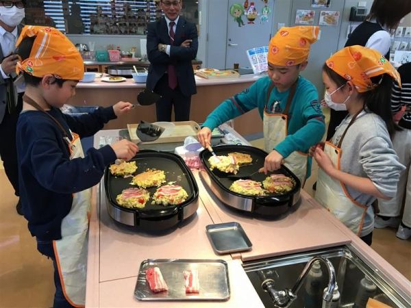 過去に開催したお好み焼き教室の様子