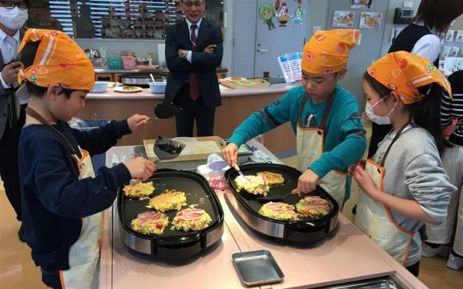 過去に開催したお好み焼き教室の様子