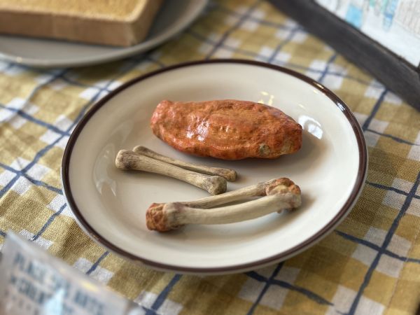 小学3年生のときに作った木彫りのチキン「KI01 辛味チ木ン」※お皿は本物です