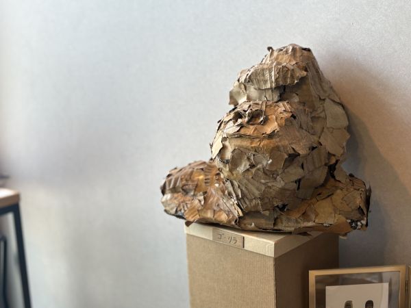ダンボールで作った胸像「ゴ・リラ」