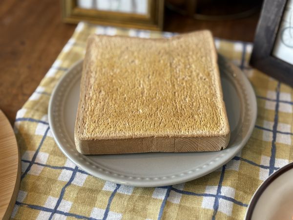 小学2年生の夏休みに作った「バターしみしみパン」※お皿は本物です