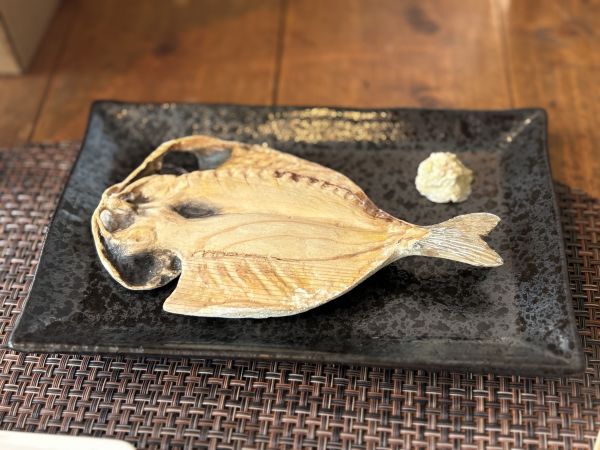 小学3年生のときに作った木彫りの「アジ」※お皿は本物です