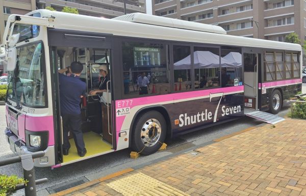 ラッキーセブン尽くしの「シャトルセブン」。車体にも7が大きく描かれている