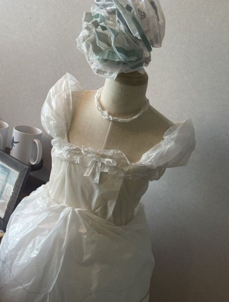 ビニール袋で作ったドレス=いつきさん撮影