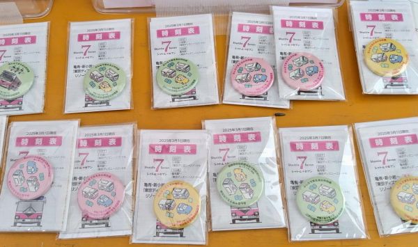 ラッキーセブン尽くしの「シャトルセブン」。お披露目の日に会場で7のバッジが配られた