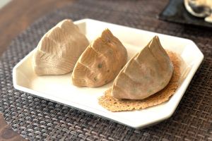 小学生が80時間かけて作った〝木〟の「餃子」　個展で見る「成長」