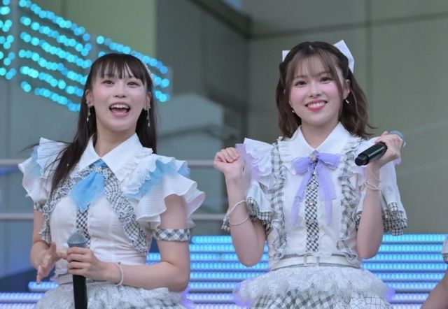 同期の豊永阿紀さん（左）とともにステージに立つ地頭江音々さん＝2025年7月、東京・お台場