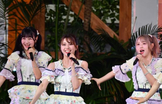 TIFのステージで歌う地頭江さん（中央）＝2023年8月、東京・お台場