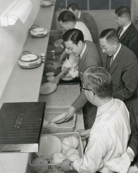 大阪府服部緑地ユースホステルで食後の皿洗いをする利用者=1960年5月