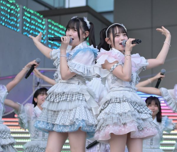 石橋颯さん(左)と竹本くるみさん=2025年7月、東京・お台場