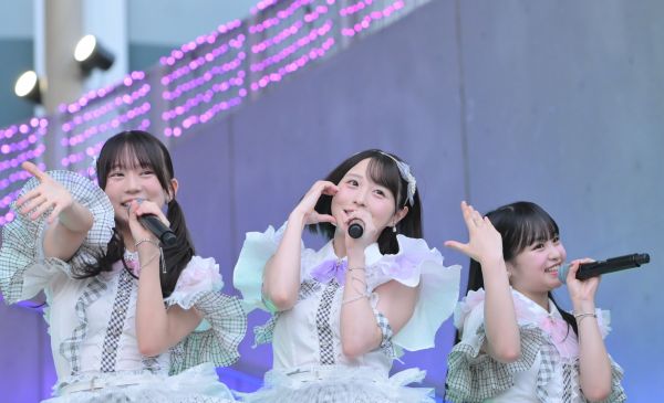 渋井美奈さん(左)、市村愛里さん(中央)、龍頭綺音さん=2025年7月、東京・お台場