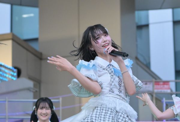 ステージで歌う梁瀬鈴雅さん=2025年7月、東京・お台場