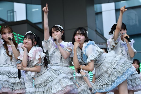 パフォーマンスを披露するメンバー=2025年7月、東京・お台場