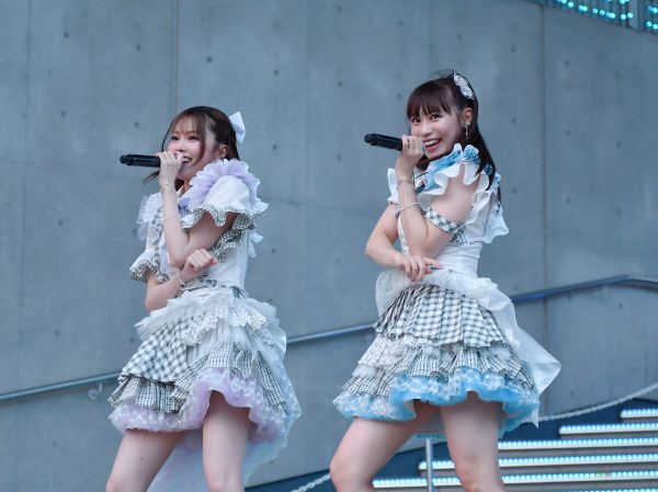 地頭江音々さん(左)と豊永阿紀さん(右)=2025年7月、東京・お台場