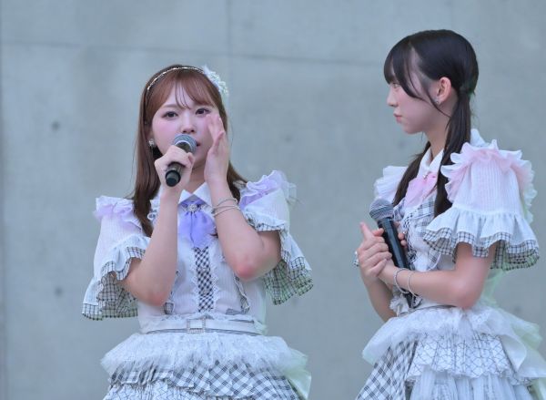 目を潤ませながら初選抜への想いを語る山内祐奈さんと見守る渋井美奈さん=2025年7月、東京・お台場
