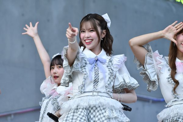 発売記念ミニライブで歌う地頭江音々さん＝2025年7月、東京・お台場