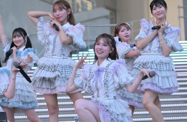 発売記念ライブで歌う地頭江音々さん=2025年7月、東京・お台場