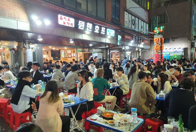 お酒を楽しむ若者たちでにぎわうソウルの繁華街＝2022年5月7日、鈴木拓也撮影