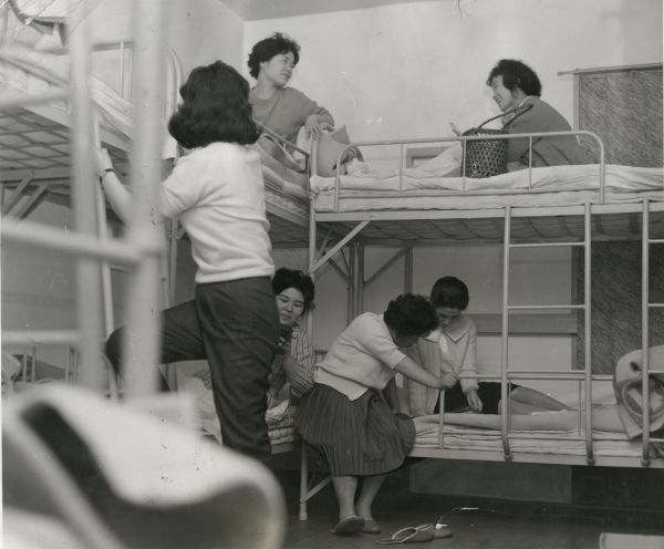 大阪府服部緑地ユースホステルの二段ベッドがある寝室で語り合う女性の利用者=1960年5月、大阪府豊中市で