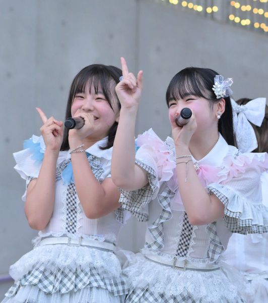 7期生の江浦優香さん(左)と龍頭綺音さん=2025年7月、東京・お台場
