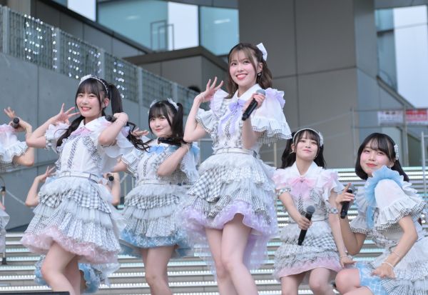 ミニライブで歌う地頭江音々さん(中央)=2025年7月、東京・お台場