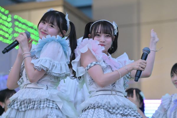 石橋颯さん(左)と竹本くるみさん=2025年7月、東京・お台場
