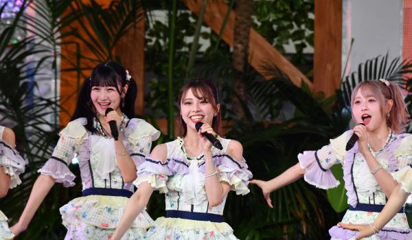 TIFのステージで歌う地頭江さん(中央)=2023年8月、東京・お台場