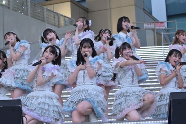 パフォーマンスを披露するメンバー=2025年7月、東京・お台場
