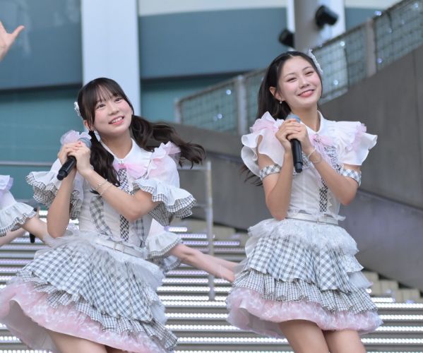 渋井美奈さん(左)と猪原絆愛さん=2025年7月、東京・お台場