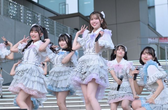発売記念ミニライブで半袖天使を歌う地頭江音々さん（中央）＝2025年7月、東京・お台場