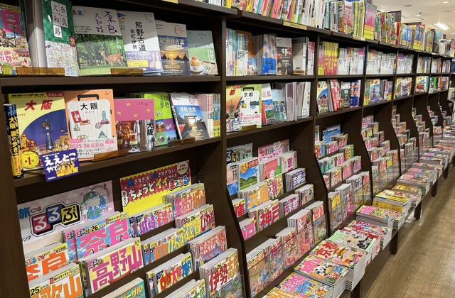 様々な旅行雑誌が並ぶガイドブックコーナー=2025年4月、大阪市天王寺区のジュンク堂書店上本町店、坂上武司撮影