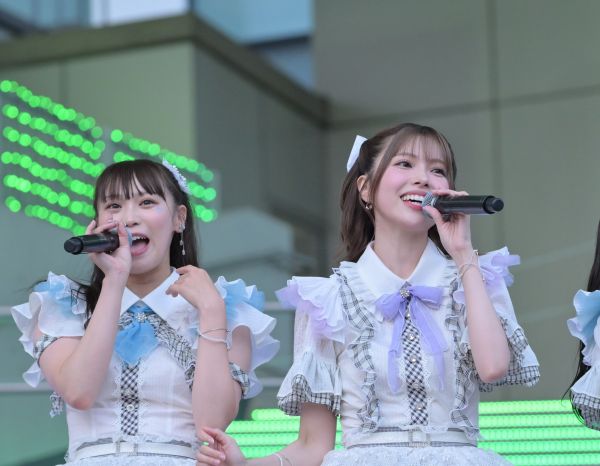 同期の豊永阿紀さん(左)と地頭江さん=2025年7月、東京・お台場
