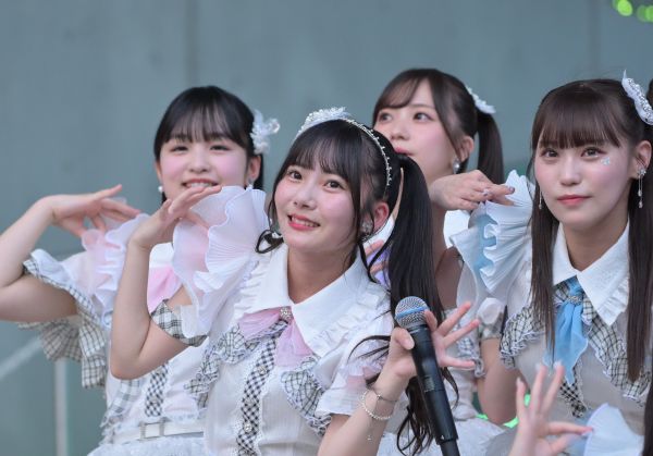 記念写真のポーズをとる江口心々華さん=2025年7月、東京・お台場