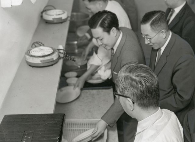 大阪府服部緑地ユースホステルで食後の皿洗いをする利用者=1960年5月
