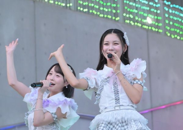 猪原絆愛さん(右)と市村愛里さん=2025年7月、東京・お台場