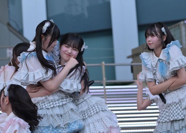 龍頭さんを抱きしめる石橋颯さん=2025年7月、東京・お台場