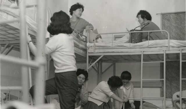 大阪府服部緑地ユースホステルの二段ベッドがある寝室で語り合う女性の利用者=1960年5月、大阪府豊中市で