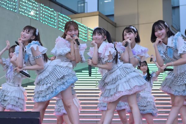 パフォーマンスを披露するメンバー=2025年7月、東京・お台場