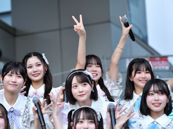 後列で必死にアピールする渋井美奈さん=2025年7月、東京・お台場