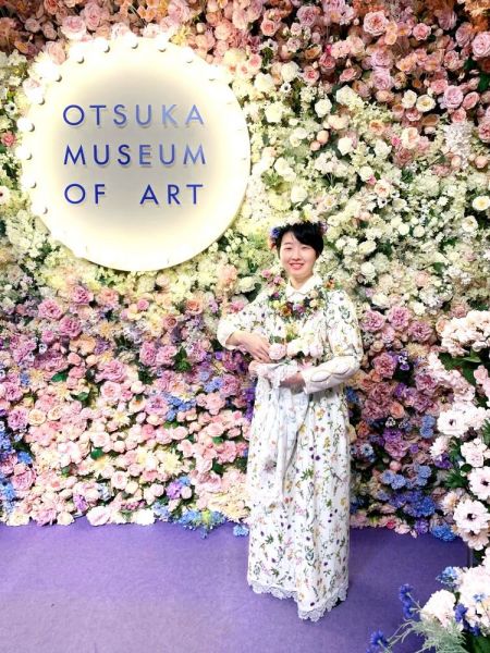 花の女神フローラのコスプレ。背景も花で埋め尽くされている