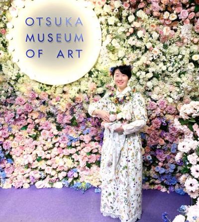 花の女神フローラのコスプレ。背景も花で埋め尽くされている