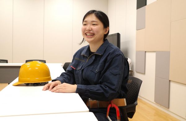 笑顔でハキハキと取材に答えてくれたえぐろさん＝筆者撮影