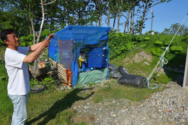 愛犬がヒグマに襲われた場所を説明する加瀬基敏さん=2025年6月、北海道羅臼町、神村正史撮影