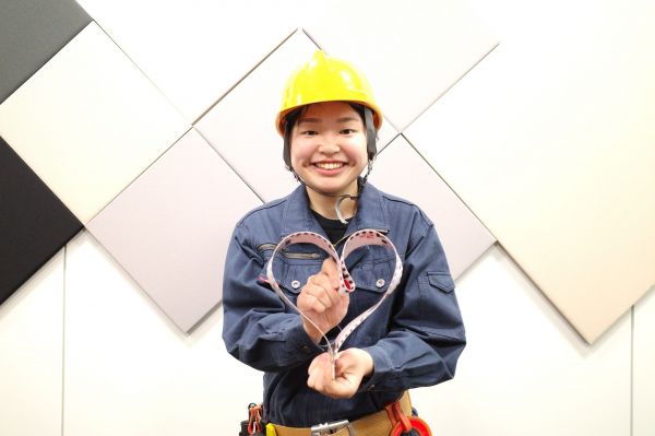 「ライブがあると思うと、それだけで仕事を頑張れます。芸人仲間に会えるのもいい息抜きで、心の支えになっています」と話すえぐろさん＝筆者撮影