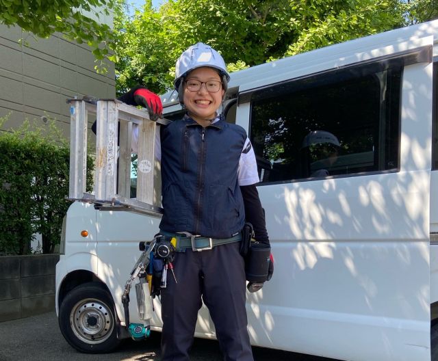 夏は熱中症対策のため、空調服を着ながら作業場へ向かう＝本人提供