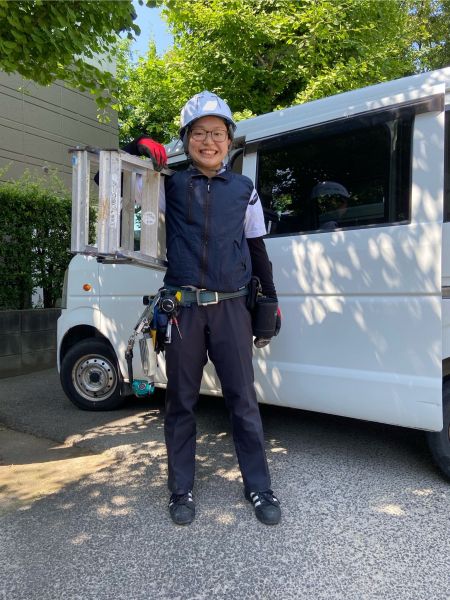 夏は熱中症対策のため、空調服を着ながら作業場へ向かう＝本人提供