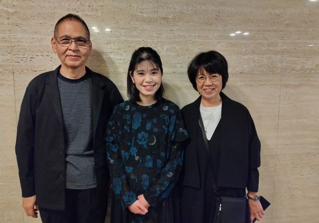 職場に特性を伝えて、生き生きと働いているという紗都さん（中央）