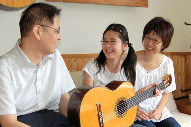 ご家族をふくめ子どもの頃から話を聞かせてもらっていた高橋紗都さん（中央）。28歳になった現在は自分の特性を伝えて生き生きと働いています