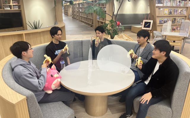 オフィス内でバナナを食べる社員＝コロプラ提供